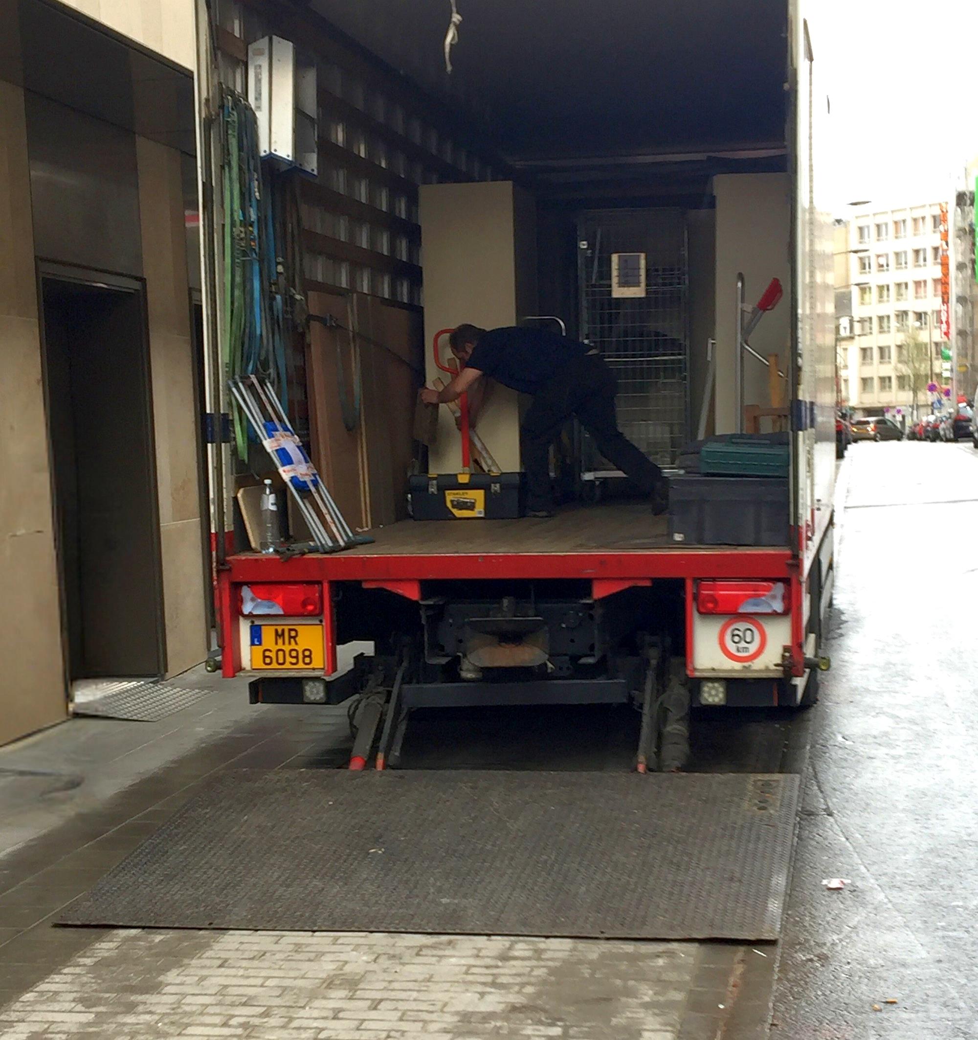 Déchargement du camion de transport en stationnement en ville